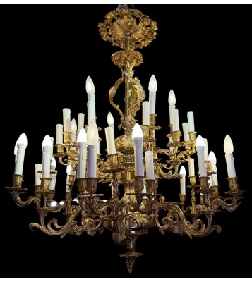 Lustre en bronze doré 42 bras de lumières sur deux rangs à motif de feuilles d'acanthes de style Régence